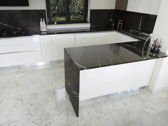 Piano cucina in marmo, realizzazione Anibaldi Marmi