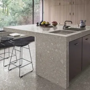 In foto, un top cucina realizzato con lastre Marazzi effetto marmo