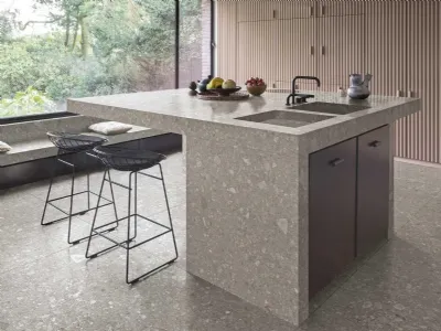 In foto, un top cucina realizzato con lastre Marazzi effetto marmo