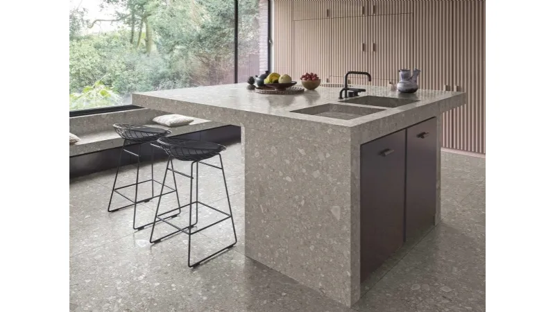 In foto, un top cucina realizzato con lastre Marazzi effetto marmo