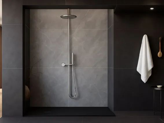 Piatto doccia a pavimento scuro