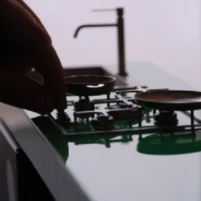 dettaglio di plastico del piano cottura con mano