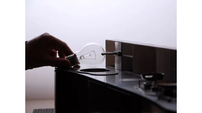 dettaglio plastico di cucina con mano che sorregge una lampadina