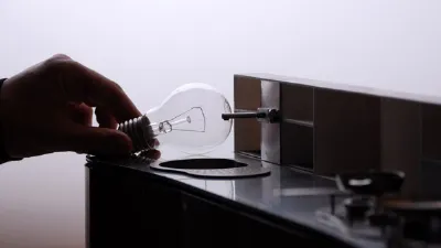 dettaglio plastico di cucina con mano che sorregge una lampadina