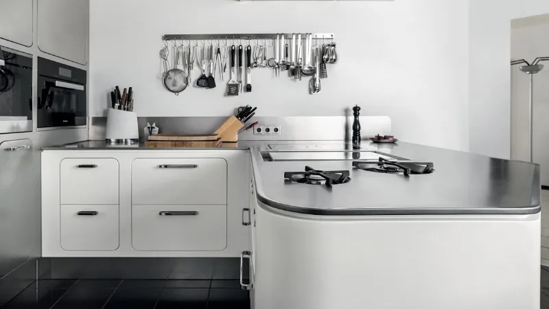 Cucina a penisola anche per spazi minimi, come in questa proposta in acciaio di Abimis
