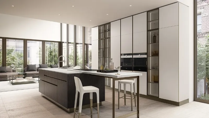 Vetro bianco puro e frassino scuro per la composizione con penisola e tavolo Ri-Flex Veneta Cucine