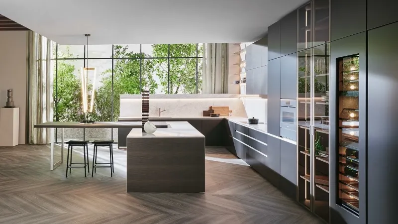 Essenziale il progetto Prime di Molteni&C, in cui il bancone snack diventa un vero e proprio tavolo da cucina