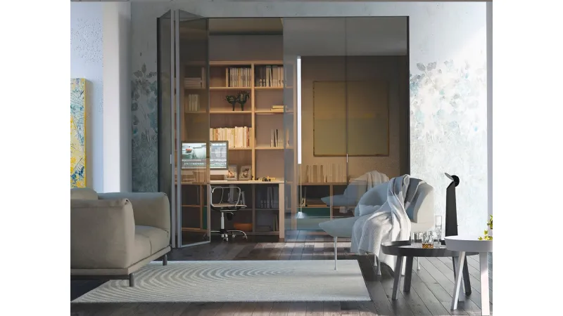 Sono a libro le ante dell'angolo studio vetrato realizzato con una delle tante proposte Doors di Dielle Domus