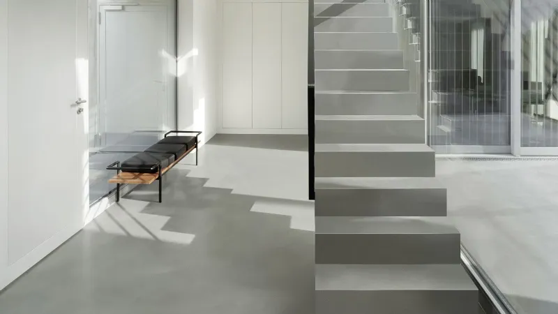 Litokol: pavimento in resina con texture spatolata effetto cemento