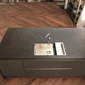 La cucina Kaleidos di Febal Casa si può avere con top in Dekton