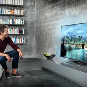 ragazzo che guarda la tv