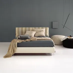 Letto matrimoniale abbinato ai pouf