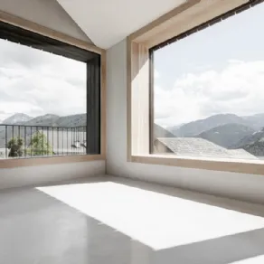 ampie finestre per la casa alpina di Pedevilla