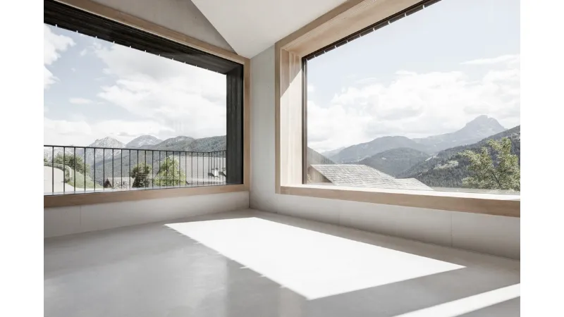 ampie finestre per la casa alpina di Pedevilla