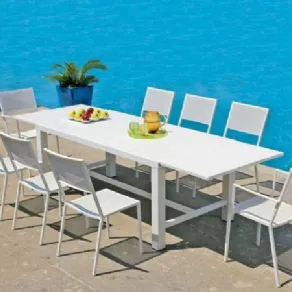 Tavolo per cena in piscina