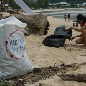 Raccolta rifiuti sulla spiaggia