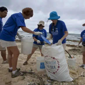 Volontari che raccolgono rifiuti sulla spiaggia