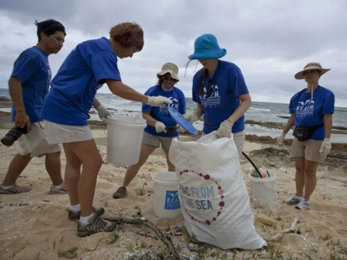 Volontari che raccolgono rifiuti sulla spiaggia