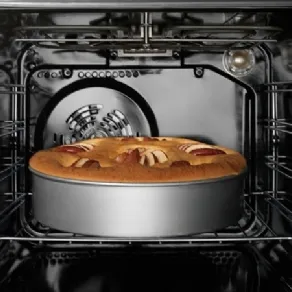 torta alle mele in cottura in forno aperto
