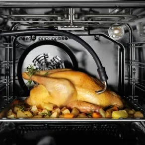pollo con verdura su teglia in forno aperto
