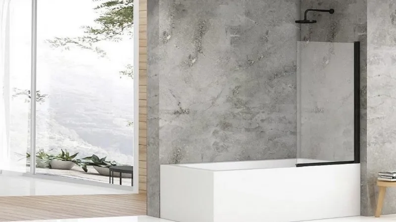 In vetro con profilo nero opaco la parete vasca Mulan di Iperceramica