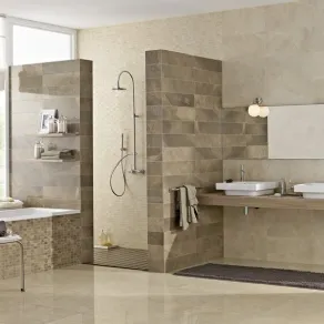 Bagno con vasca e doccia