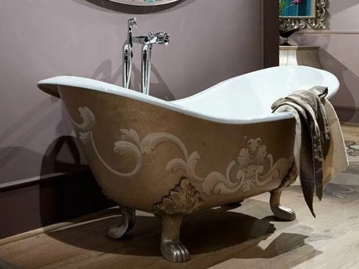 Vasca da bagno in stile classico decorata