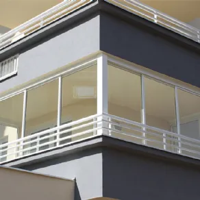 Veranda ottenuta tramite chiusura di un balcone condominiale