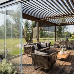 Progetto di una veranda con design in legno e vetro immersa nella natura
