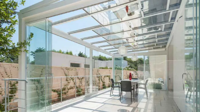Veranda in alluminio con tetto apribile di Spazi Più