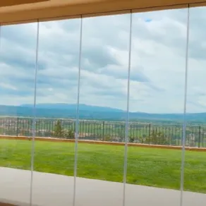 Vetrate scorrevoli: pareti in vetro per la chiusura di terrazzi e balconi