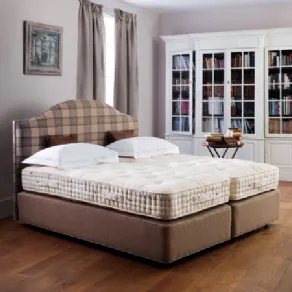 Letto con testata imbottita a fantasia in camera da letto luminosa