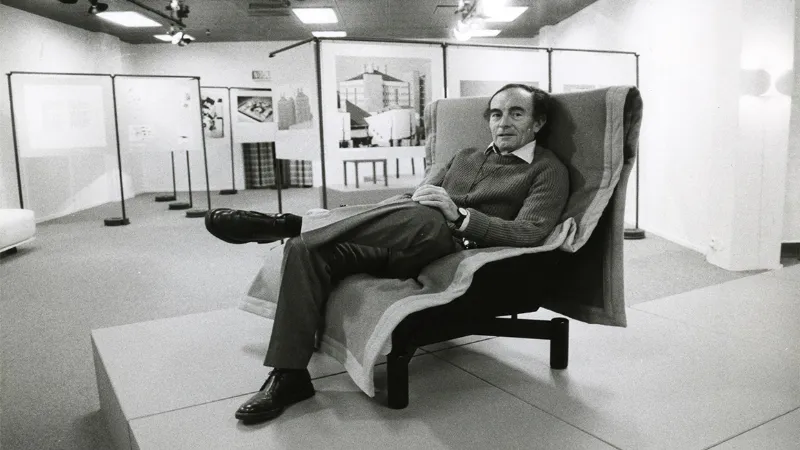 Ludovico Magistretti durante una mostra espositiva, 1961