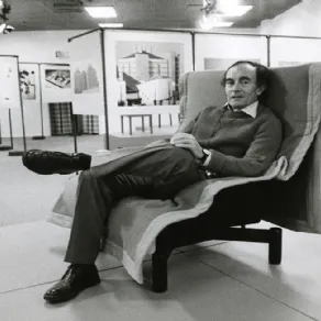 Ludovico Magistretti durante una mostra espositiva, 1961