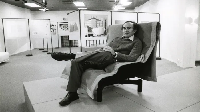Ludovico Magistretti durante una mostra espositiva, 1961