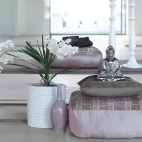 Cuscini rosa e arredamento romantico