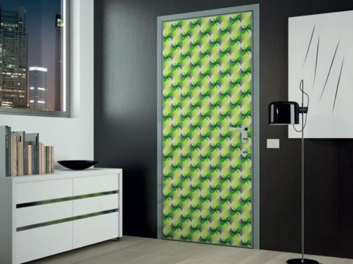 porta da interno con fantasia optical giallo, lime e verde, lampada da terra a stelo nera, quadro stile Fontana