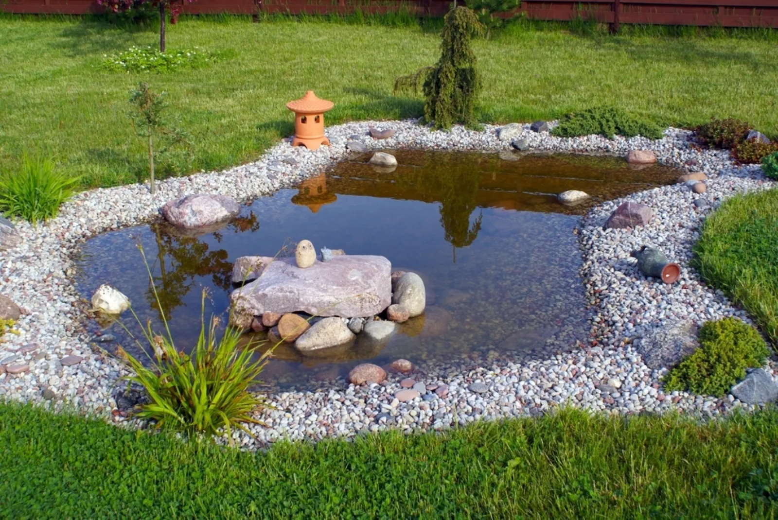 Laghetti artificiali arredo giardino Giardino con laghetto
