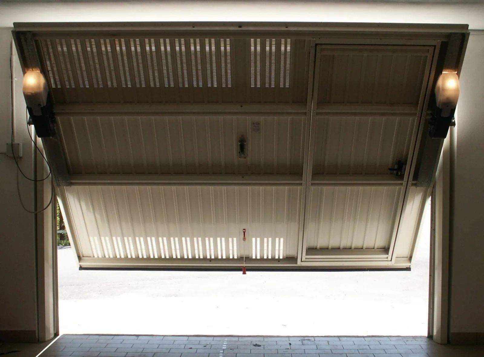 Le porte per il garage. comodità a sicurezza consigli porte Portoni garage basculanti prezzi