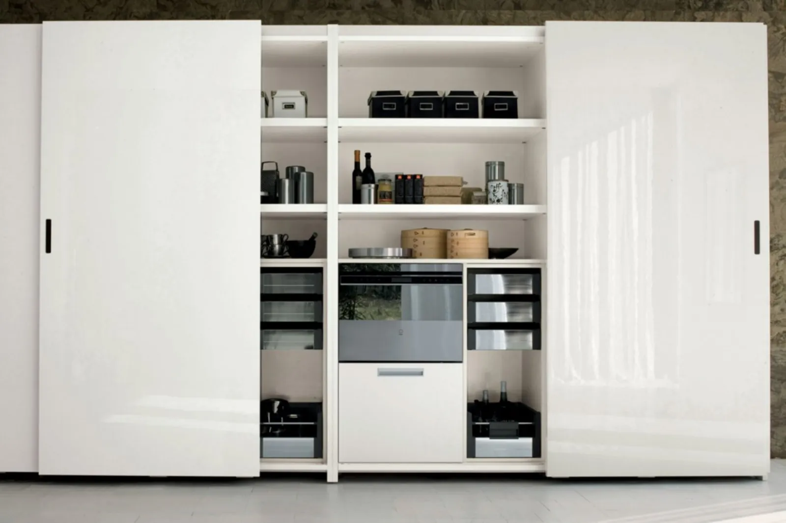 Mini appartamenti. di necessità virtù progettazione casa Soggiorno bianco e legno