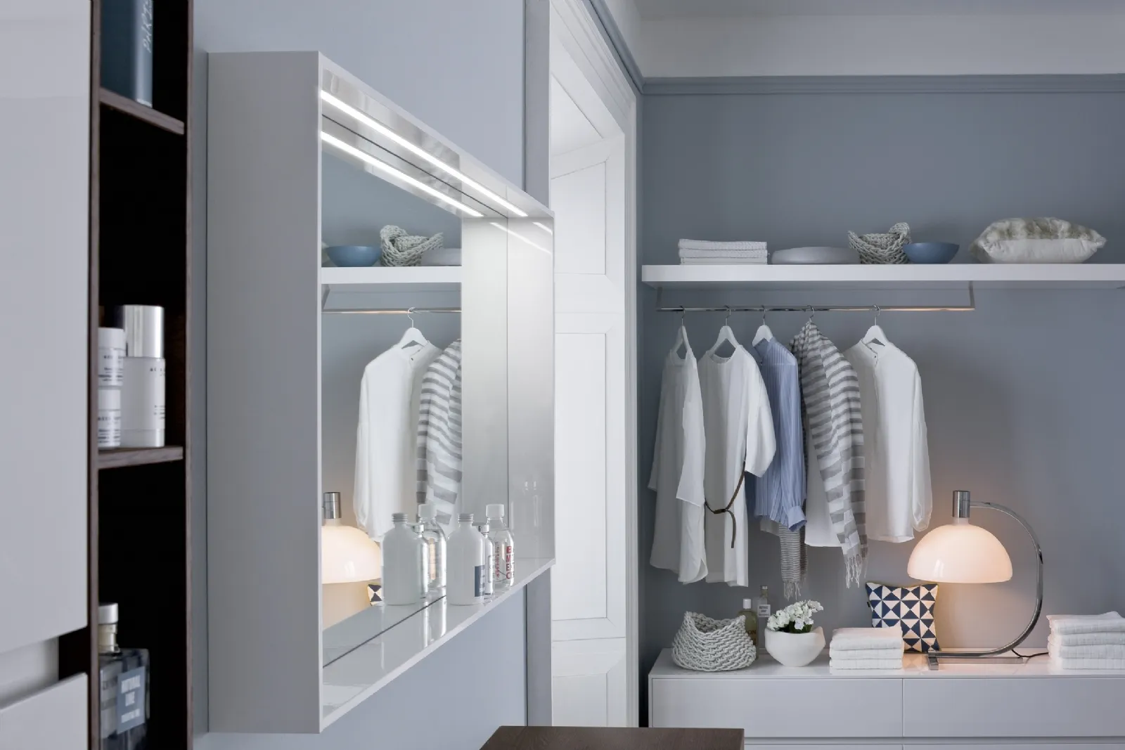 una cabina armadio tra sala da bagno e camera da letto