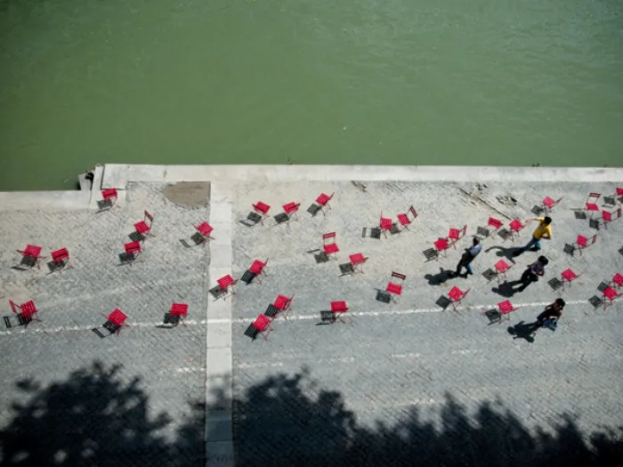 decorazione in esterno su prato con lettere bianche che formano la parola Italia (padiglione Italia, Giardini dell'Arsenale, Venezia)