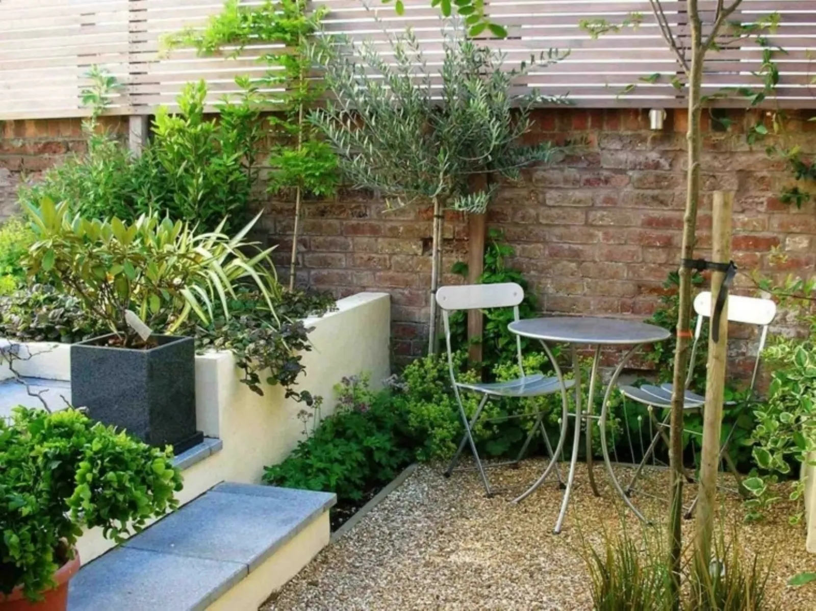 Piccoli giardini come realizzare piccoli spazi verdi for Idee aiuole giardino