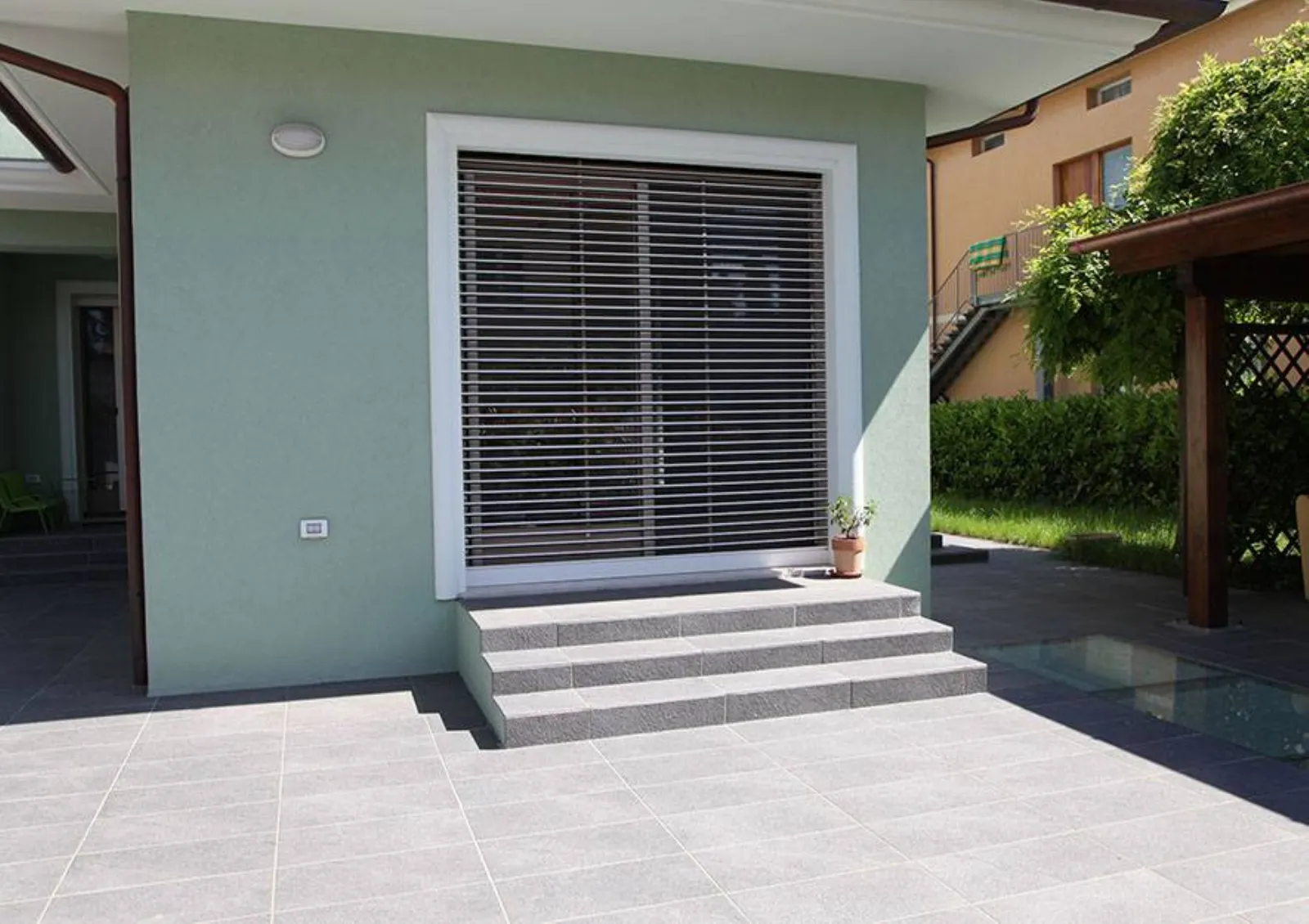 tapparelle blindate con lamelle orientabili Oltre al tradizionale scorrimento verticale, la tapparella rolltek permette di variare l'orientamento delle lamelle da 0° a 110°, in modo da regolare l'ingresso della luce e dell'aria il sistema di orientamento simultaneo delle lamelle è molto preciso e la loro sezione ha una. tapparelle blindate con lamelle orientabili Oltre al tradizionale scorrimento verticale, la tapparella rolltek permette di variare l'orientamento delle lamelle da 0° a 110°, in modo da regolare l'ingresso della luce e dell'aria il sistema di orientamento simultaneo delle lamelle è molto preciso e la loro sezione ha una.