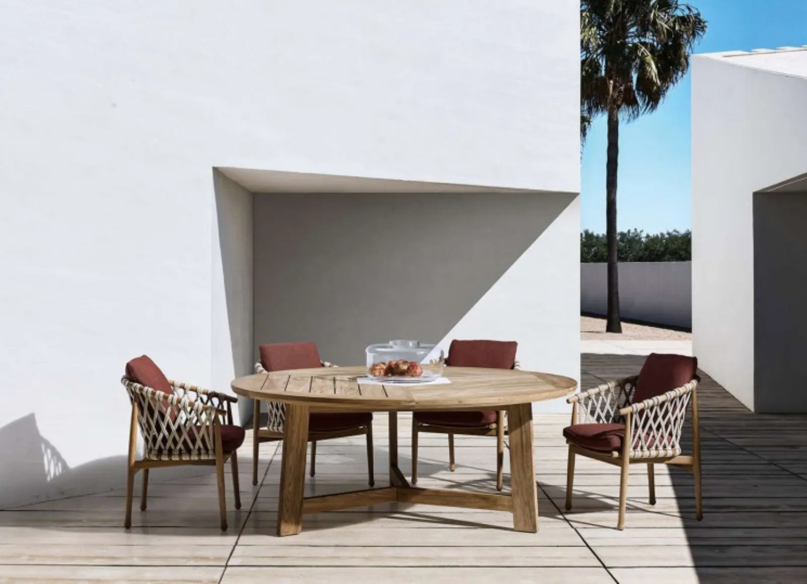 Tavolo con sedie per giardino