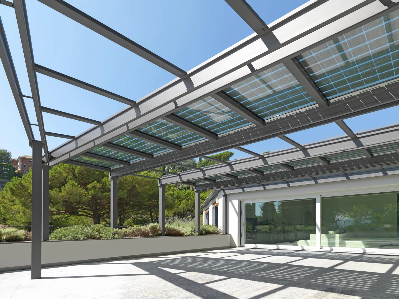 Verande moderne: il profilo della luce che trasforma gli spazi ... Veranda da giardino lamellare